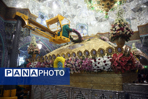 گل آرایی ضریح مطهر حضرت معصومه(س) به مناسبت روز دختر