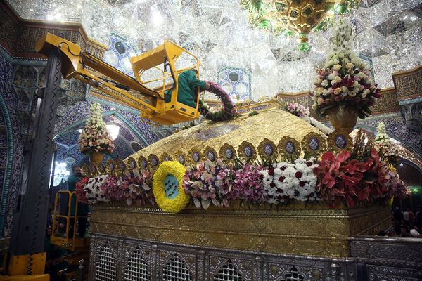گل آرایی ضریح مطهر حضرت معصومه(س) به مناسبت روز دختر