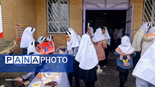  بازارچه آثار دانش آموزان پایه ششم مدرسه فاطمه الزهرا(س) به مناسبت هفته «ماها»