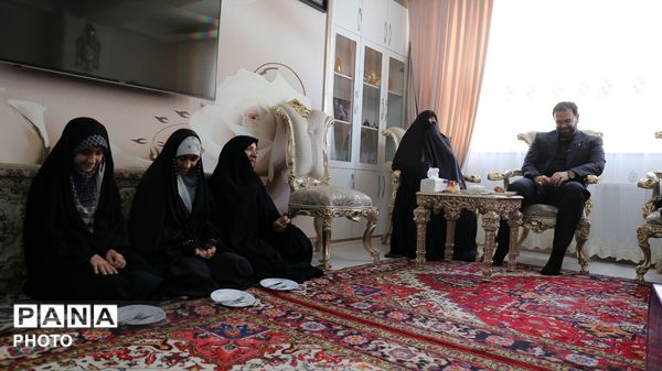 دیدار قائم مقام معاون وزیر در سازمان دانش‌آموزی با خانواده شهید اقتدار در تبریز