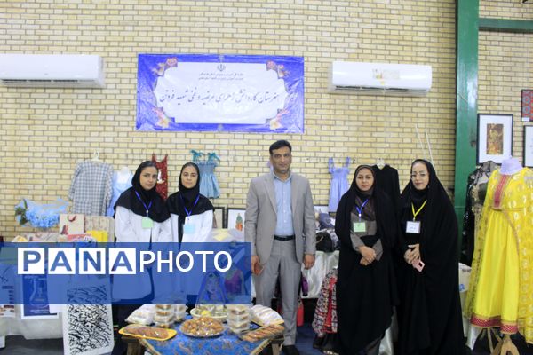 نمایشگاه دست‌سازه‌های هنرجویان هنرستان و کاردانش