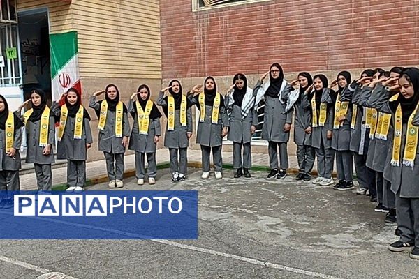 بازارچه دانش‌آموزی با طعم خلاقیت در مدرسه حضرت خدیجه(س) بهارستان‌دو