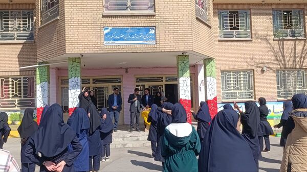 تقدیر از برگزیدگان مسابقات قرآن، عترت و نماز در دبیرستان حضرت سکینه 