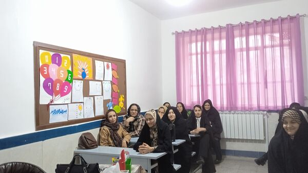 جلسه انجمن اولیا و ارائه کارنامه های هشدار به والدین در مدرسه شهید نجفی فدافن