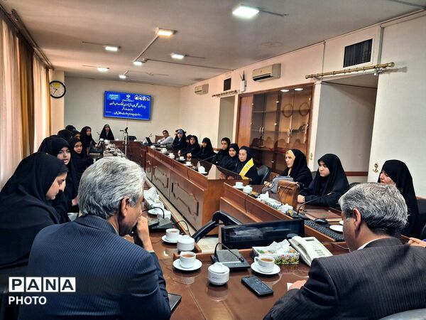 دیدار دختران تشکل های دانش آموزی و کار گروه دائمی دختران با فرماندار کاشمر 