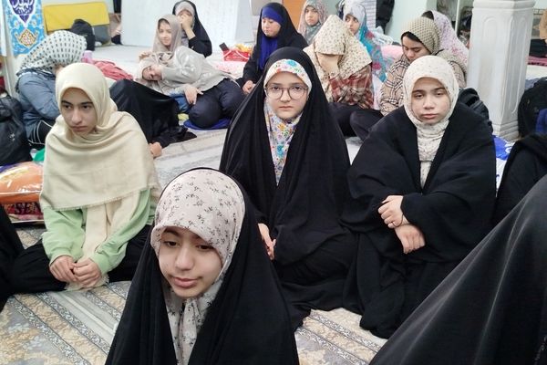 قاب‌های معنوی با شال‌های سازمانی بر سفره قرآن