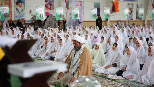 حضور پرشور مکلفین در مصلی بزرگ امام خامنه‌ای(مدظله العالی) با حضور بیش از ۱۰۰۰ هزار دانش‌آموز شهرستان