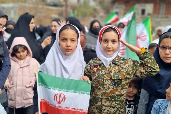 حضور گسترده مردم نظرکهریزی در مراسمی بارانی بیعت با رهبر و شهدا