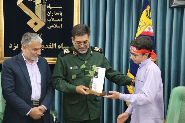 دیدار جمعی از دانش‌آموزان اشکذری و مسئولان آموزش و پرورش با فرمانده سپاه الغدیر 