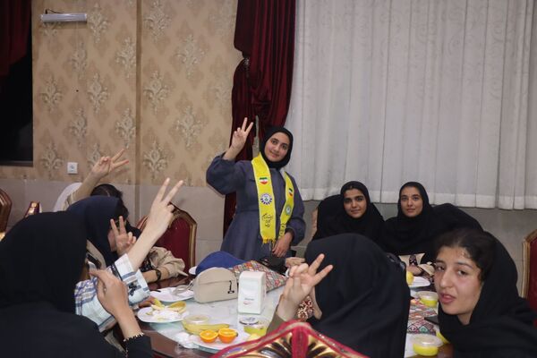 بروجنی‌ها به استقبال حاجیه دانش‌آموز 