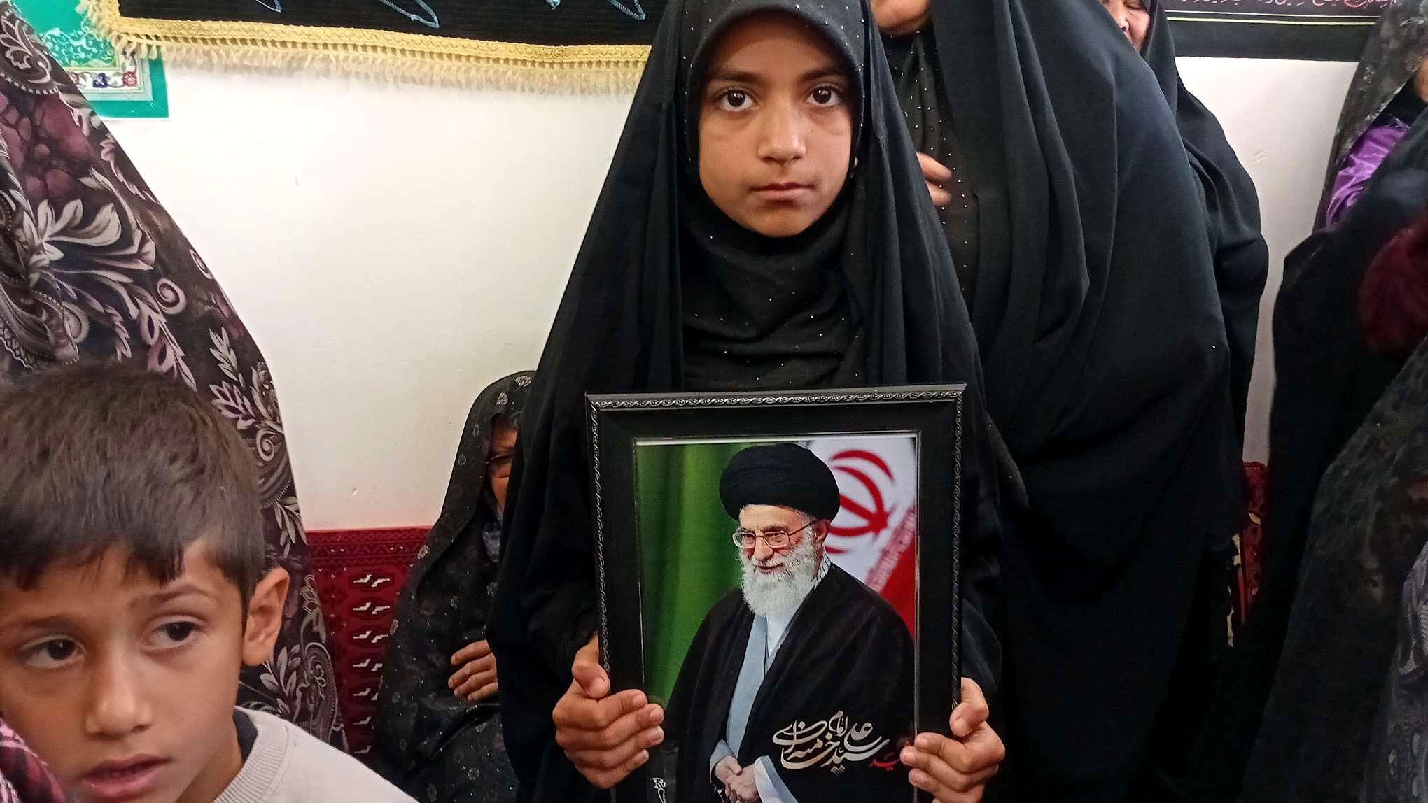 حضور پر رنگ کودکان ولایی روستای نقاب در اربعین رهبر انقلاب اسلامی