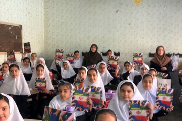 گرامیداشت دانش‌آموزان جنگ ۱۲ روزه با اهدای کتاب «از ایرانمان دفاع می‌کنیم»
