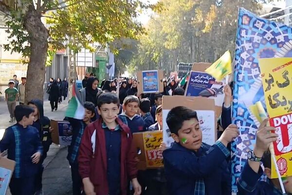 حضور پرشور دختران و پسران شهریار در روز استکبار ستیزی