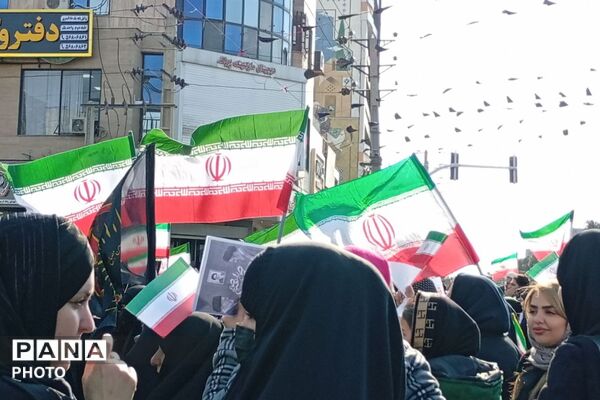 حضور مردم شهرستان رباط‌کریم برای بیعت با سومین رهبر انقلاب