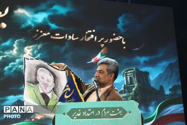 تجدید میثاق هنرمندان یزدی با آرمان‌های انقلاب در میدان امام حسین (ع)