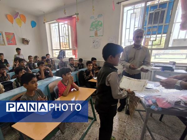 تقدیر از برترین‌های دبستان شهید پسندیده فدافن