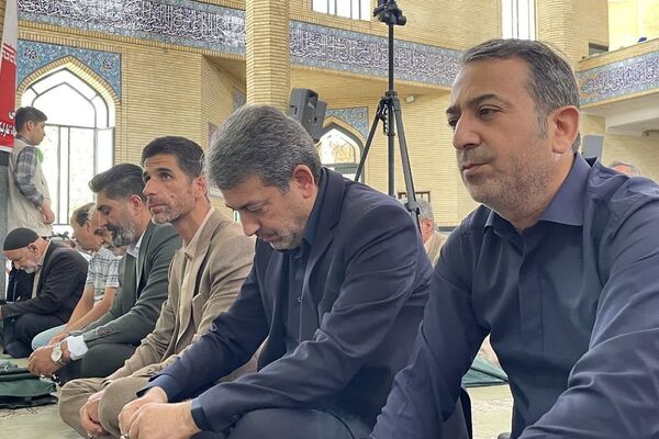فرهنگیان شهرستان ملارد با حضور خود در نمازجمعه این هفته یاد شهید رجایی را گرامی داشتند 
