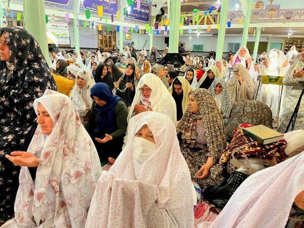 مراسم اعتکاف مادر دختری در مسجد صاحب الزمان آشخانه