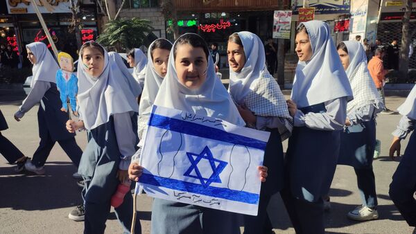 جوشش حماسه در گام های کوچک دانش آموزان امروز سفیران فردا