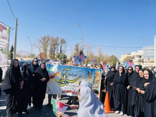 حضور پرشور دانش آموزان مدارس شهرستان خاتم در راهپیمایی ۱۳ آبان 