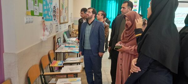 افتتاحیه نمایشگاه پژوهشی و فناورانه دبیران و دانش‌آموزان شهرستان ملارد در دبیرستان فرزانگان استعداد درخشان