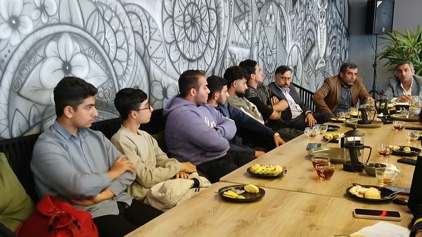 نشست فرماندار محمودآباد با اعضای شورای دانش‌آموزی 