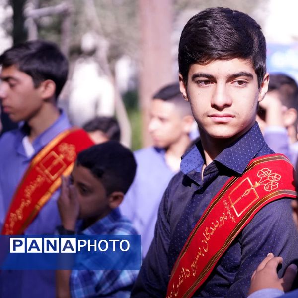 تشییع پیکر شهید تازه تفحص شده در دبیرستان پسرانه شیخ صدوق و اداره آموزش و پرورش ناحیه یک اصفهان 