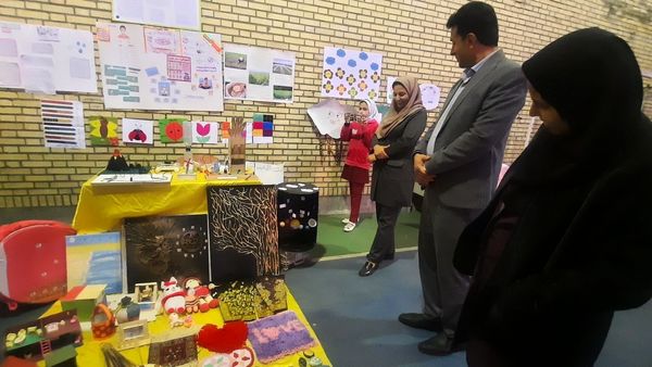 بازدید مدیر آموزش و ‌پرورش حاجی‌آباد از نمایشگاه خلاقیت‌های دانش‌آموزی دبستان استقلال  