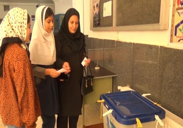 حضور دانش‌آموزان رأی‌اولی شهرستان بدره در چهاردهمین دوره انتخابات ریاست‌جمهوری