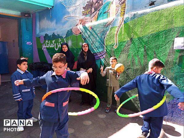 جشن آغاز سال تحصیلی و «روز پرچم» در مدرسه معراج منطقه ۱۰ تهران