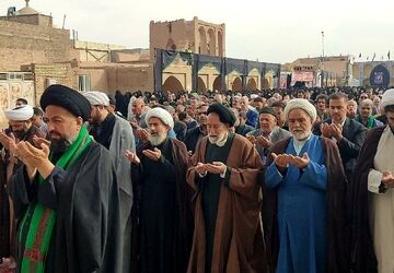 اقامه نماز عید فطر در حسینیه بزرگ شهرستان زارچ 