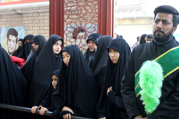 جلوه‌هایی از حضور نوجوانان در مراسم تشییع و خاکسپاری شهدای گمنام