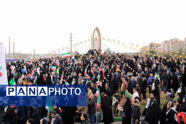 حضور گسترده اقشار مختلف مردم پردیس در راهپیمایی ۲۲ بهمن