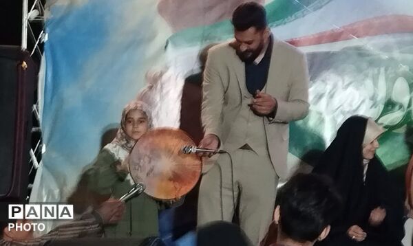 پیوند عشق و ایمان در دلِ جمعیت 