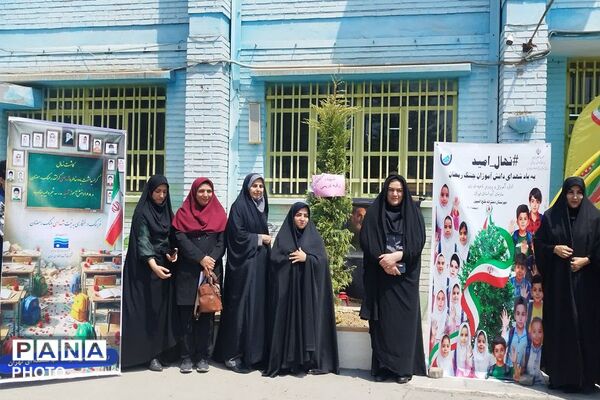  آیین کاشت نهال امید به یاد شهدای دانش‌آموز جنگ رمضان در دبیرستان فتح المبین شهرری 