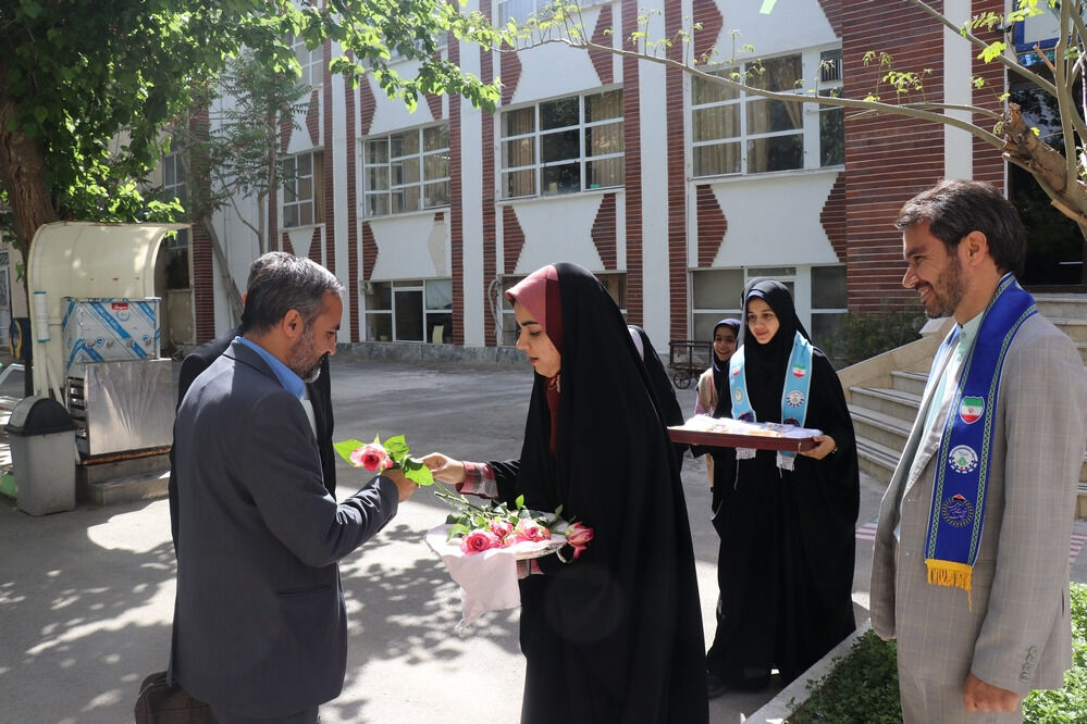 سپاس معلم در اداره آموزش و پرورش خراسان رضوی توسط دختران پیشتاز