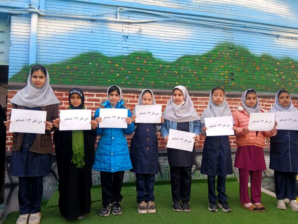 طنین شعارهای انقلابی در دبستان دخترانه میثاق به مناسبت ۱۳ آبان
