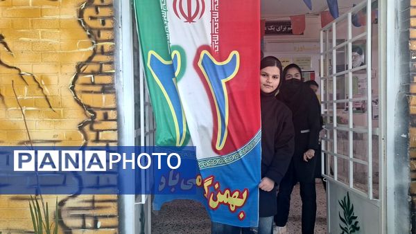 آماده سازی فضای آموزشگاه به مناسبت روز پیروزی انقلاب اسلامی 