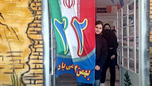 آماده سازی فضای آموزشگاه به مناسبت روز پیروزی انقلاب اسلامی 