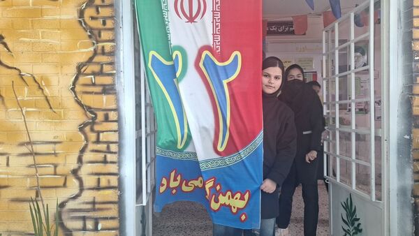 آماده سازی فضای آموزشگاه به مناسبت روز پیروزی انقلاب اسلامی 