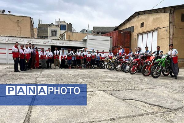 رژه باشکوه خودروهای امدادی به‌مناسبت هفته هلال‌احمر در بانه