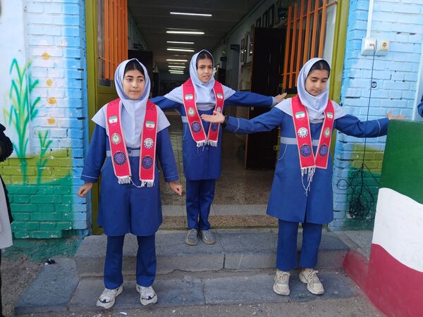 مراسم صبحگاهی در مدرسه دخترانه بنت الهدی صدر۲ 