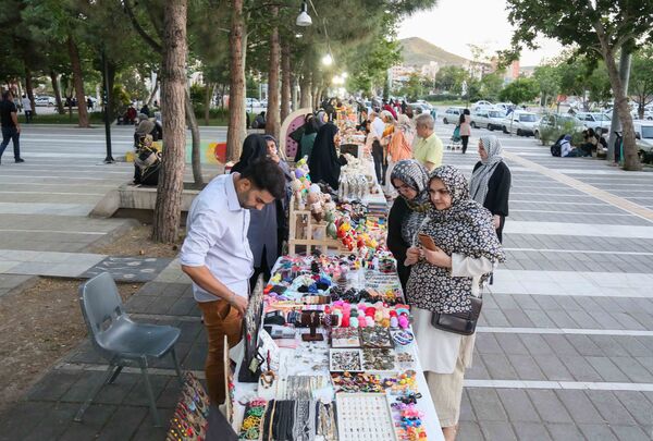 عصر بازار هنرمندان مشهدی در روزهای پنجشنبه