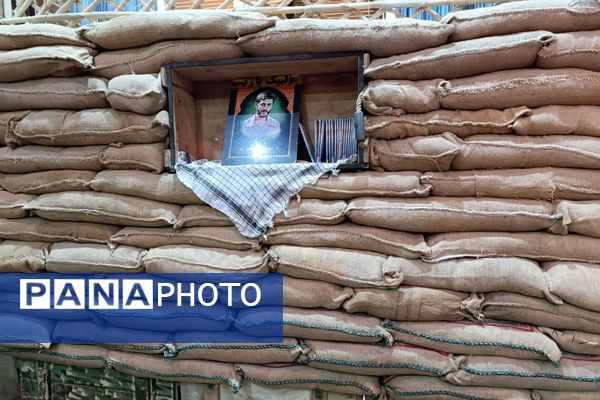 ادای احترام دانش‌آموزان دبیرستان هدی به مقام شامخ شهدا در یادواره محلی