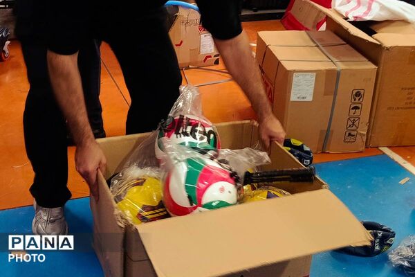 توزیع اقلام ورزشی و بهداشتی بین مدارس ناحیه یک شهرری