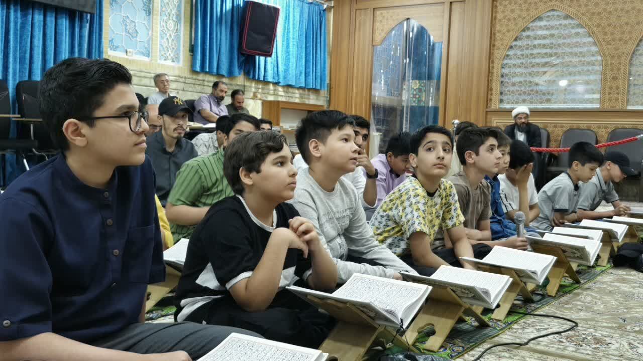 برپایی محفل قرآنی «به یاد علمدار» در بقعه علی بن بابویه قمی