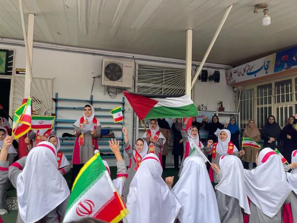 دانش‌آموزان دبستان دخترانه شاهد محمودآباد شعار مرگ بر اسرائیل سردادند