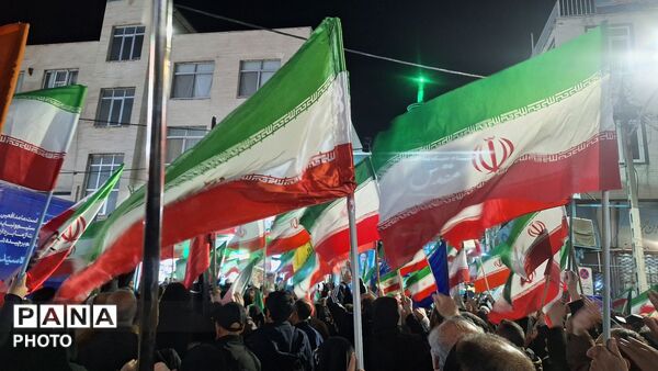 آیین استقبال از دختر ایران مهدیه اسفندیاری در امام‌زاده حسن(ع) کرج