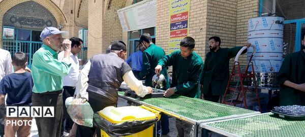 فعالیت چایخانه حضرت زهرا (س) در مسجد جامع 
