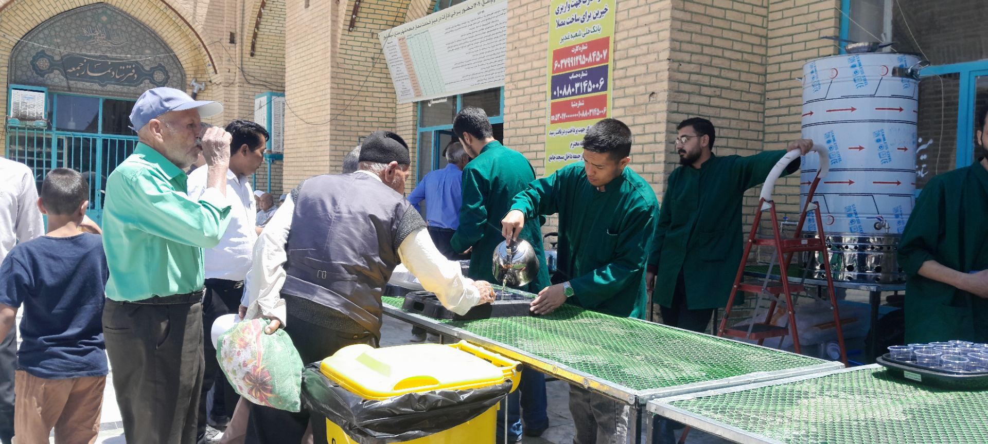 فعالیت چایخانه حضرت زهرا (س) در مسجد جامع 